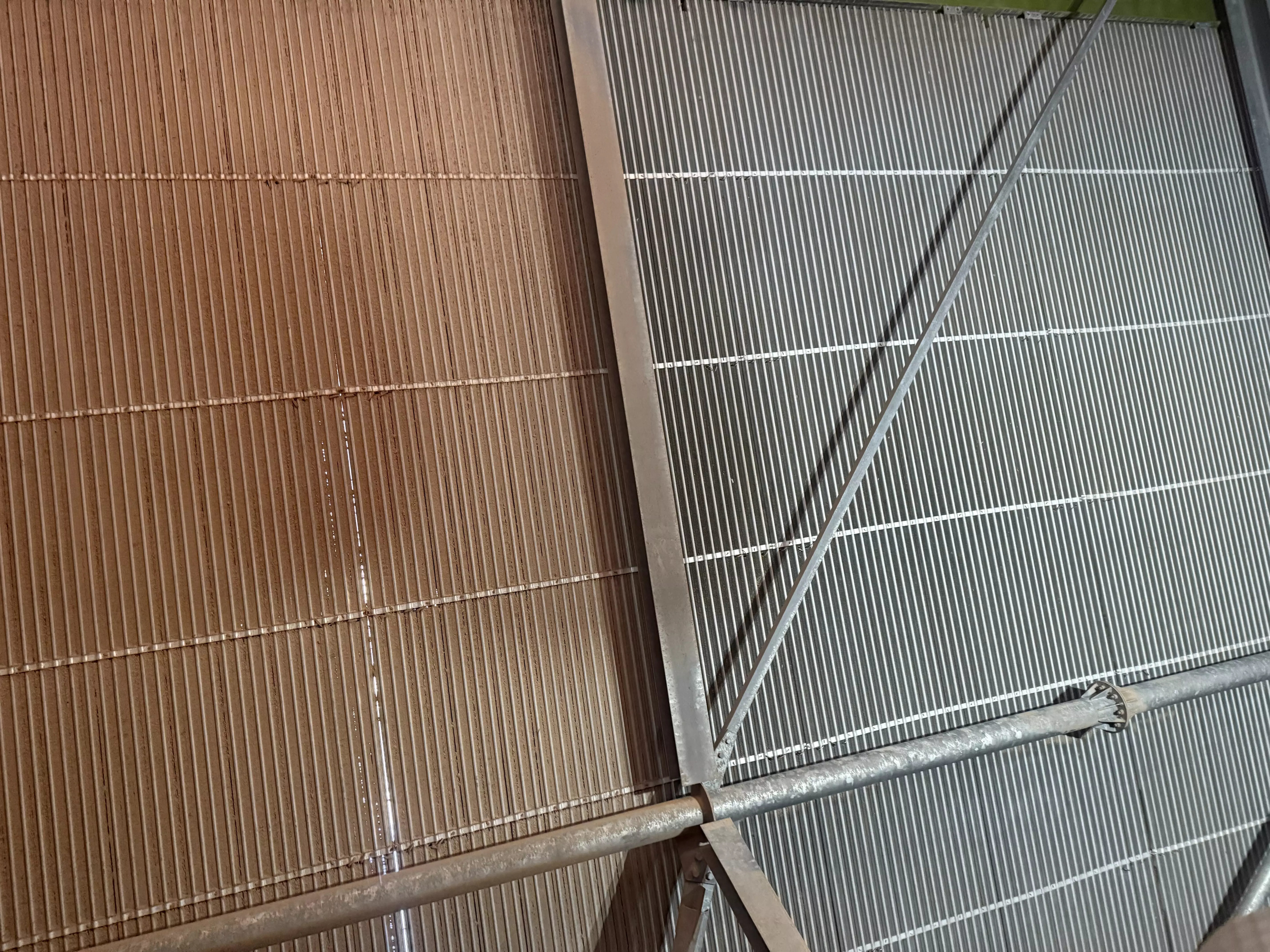 Avant / Après nettoyage d’aéroréfrigérants et d’aérocondenseurs en chalet – CTP environnement